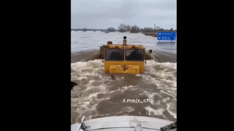 فيضان نهر “أوكا” في ضواحي موسكو والطوارئ تحذر! (فيديو)