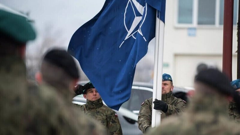 “تايمز”: أوروبا مستعدة لـ”أي عقاب” أمريكي مقابل بقاء واشنطن في “الناتو”