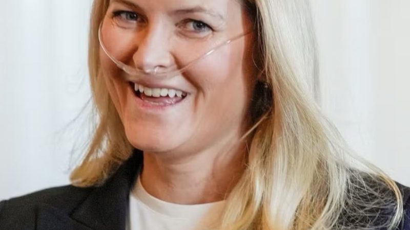 ظهور ولية عهد النرويج حاملة أنبوب أكسجين يثير الجدل