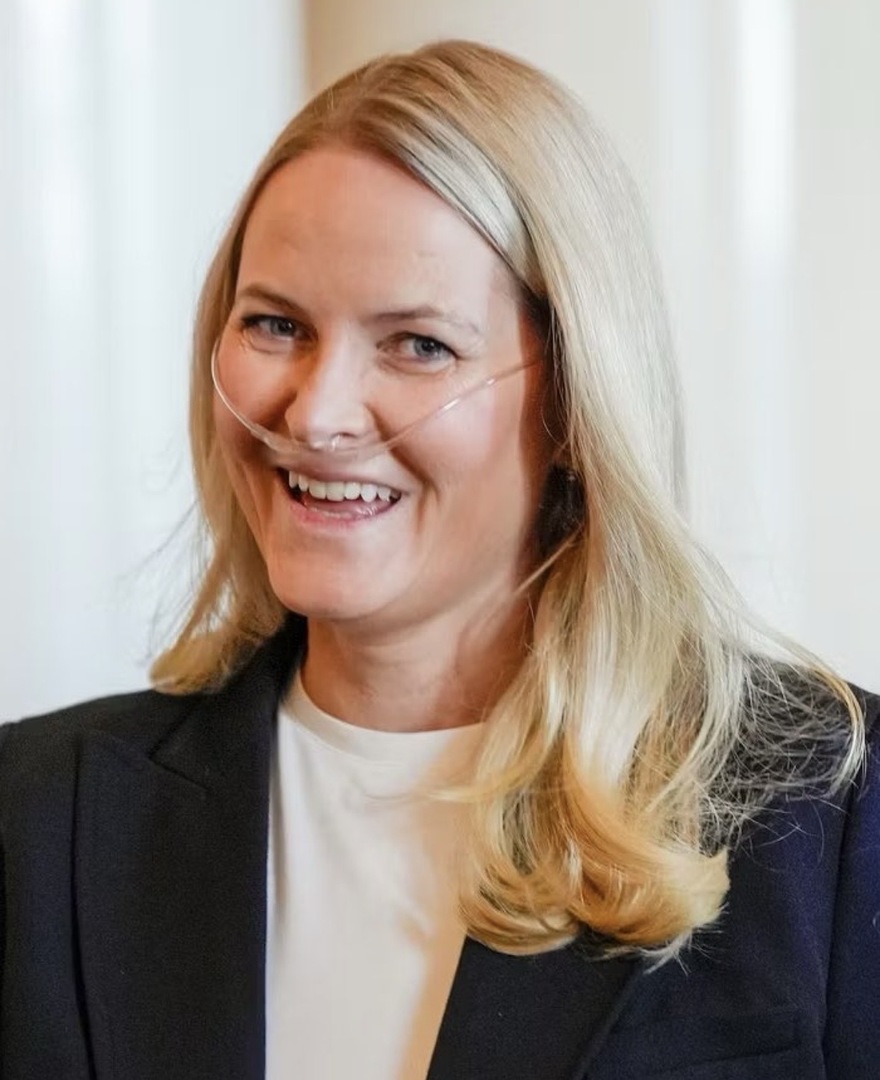 ظهور ولية عهد النرويج حاملة أنبوب أكسجين يثير الجدل