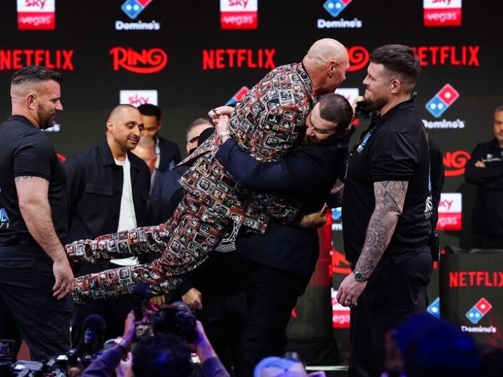 رغم التهديد والوعيد.. لقطة طريفة بين “ملك الغجر” ومصارع “الدببة”.. فيديو