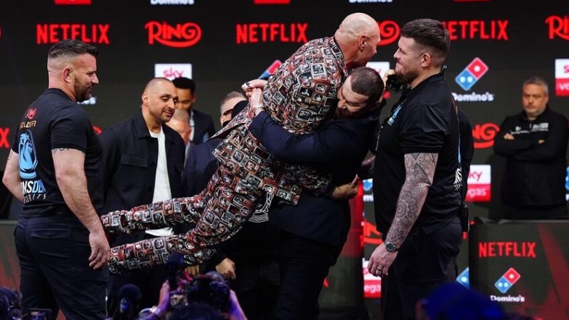 رغم التهديد والوعيد.. لقطة طريفة بين “ملك الغجر” ومصارع “الدببة”.. فيديو