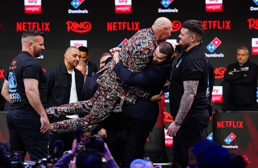 رغم التهديد والوعيد.. لقطة طريفة بين “ملك الغجر” ومصارع “الدببة”.. فيديو