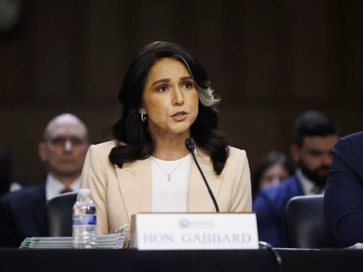 الخلاف على إيران هدد غابارد بالإقالة..  لماذا تراجع ترامب؟