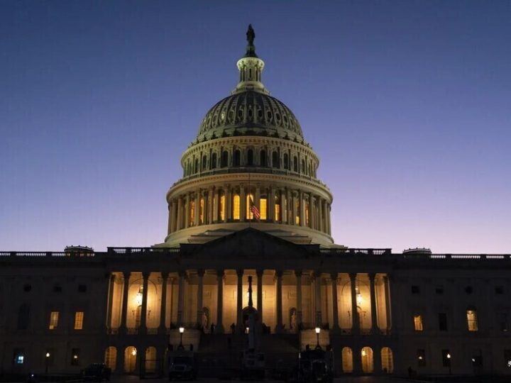 زعيم الديمقراطيين يصف حرب ترامب بـ”المتهورة” ويطالب بإنهائها فورا