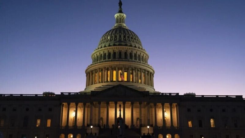 زعيم الديمقراطيين يصف حرب ترامب بـ”المتهورة” ويطالب بإنهائها فورا