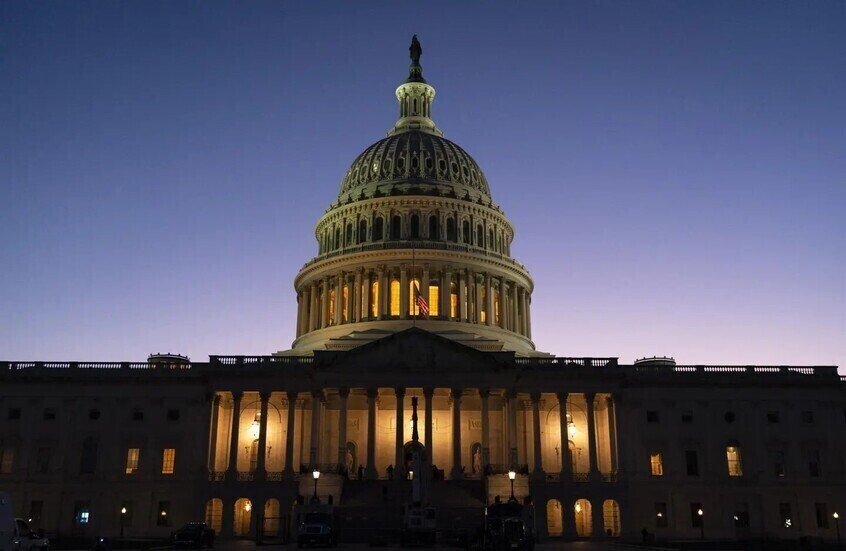 زعيم الديمقراطيين يصف حرب ترامب بـ”المتهورة” ويطالب بإنهائها فورا