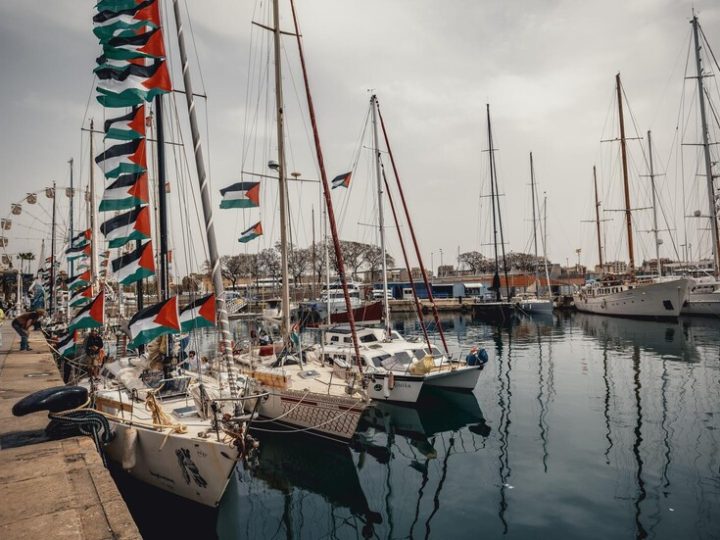 “أسطول الصمود” ينطلق باتجاه قطاع غزة