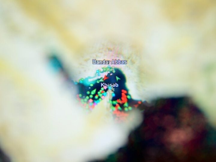 طهران.. رسوم عبور مضيق هرمز يجب دفعها بالريال الإيراني