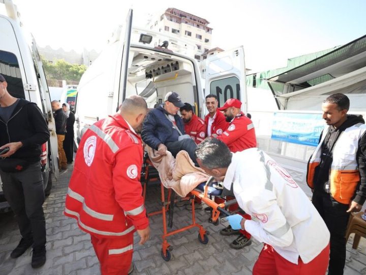 الهلال الأحمر الفلسطيني يشارك في إجلاء مرضى من غزة (صور)