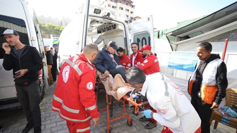 الهلال الأحمر الفلسطيني يشارك في إجلاء مرضى من غزة (صور)