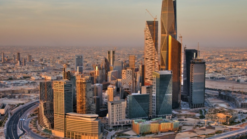 صحيفة سعودية: المملكة قدمت نموذجا في مواجهة تحديات الاستهداف الإيراني