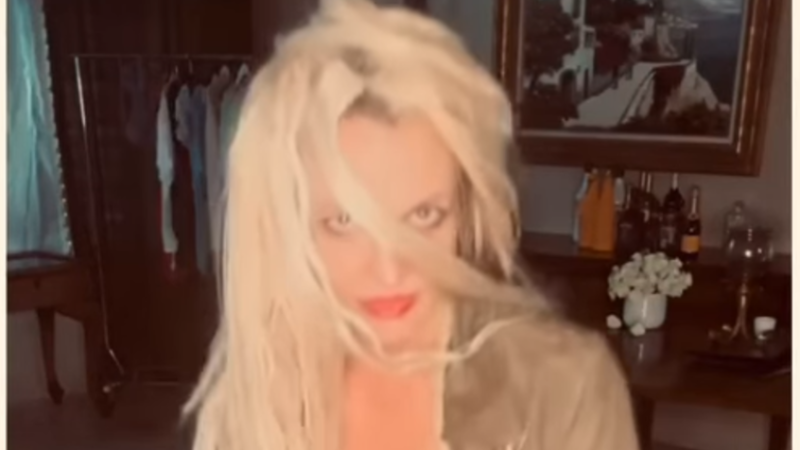 فنانة  عالمية مثيرة للجدل تدخل مركزا لإعادة التأهيل من المخدرات