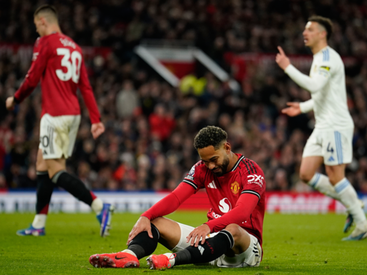 مانشستر يونايتد يتعرض لخسارة مفاجئة على أرضه أمام ليدز