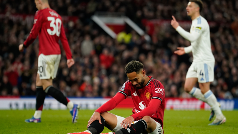 مانشستر يونايتد يتعرض لخسارة مفاجئة على أرضه أمام ليدز