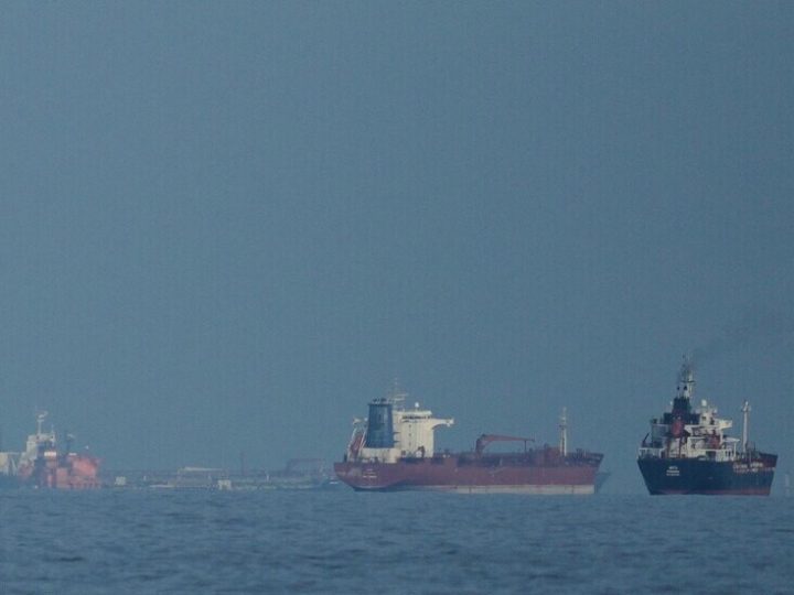 “وول ستريت جورنال”: أكثر من 20 سفينة تجارية عبرت مضيق هرمز خلال آخر 24 ساعة