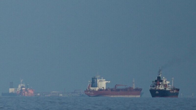 “وول ستريت جورنال”: أكثر من 20 سفينة تجارية عبرت مضيق هرمز خلال آخر 24 ساعة