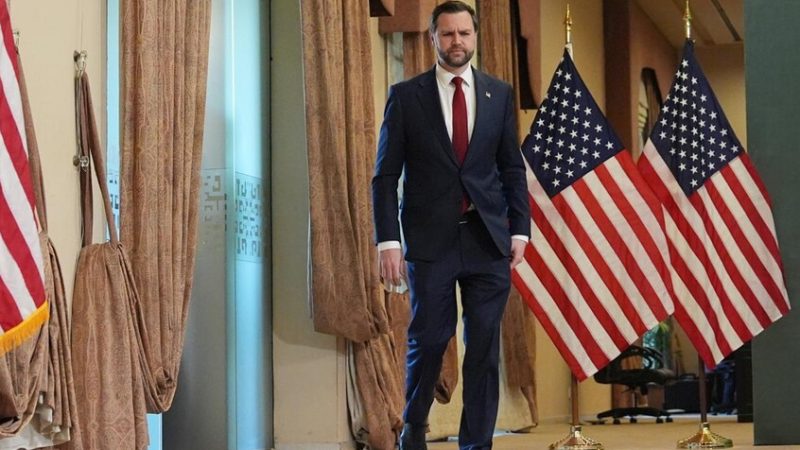 CNN: فانس يقود جولة مفاوضات محتملة ثانية مع إيران وترامب يطلب من فريقه إيجاد مخرج للصراع 