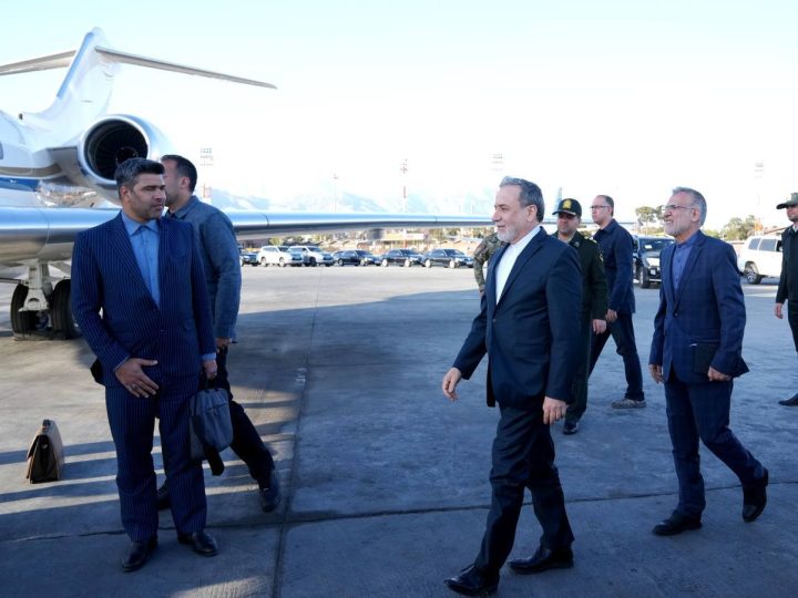 قائد الجيش الباكستاني يصل إلى العاصمة الإيرانية طهران (صور)