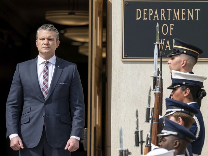 “أكسيوس”: الديمقراطيون في الكونغرس الأمريكي يتحركون لعزل وزير الحرب