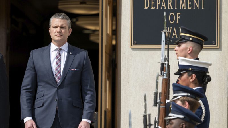 “أكسيوس”: الديمقراطيون في الكونغرس الأمريكي يتحركون لعزل وزير الحرب