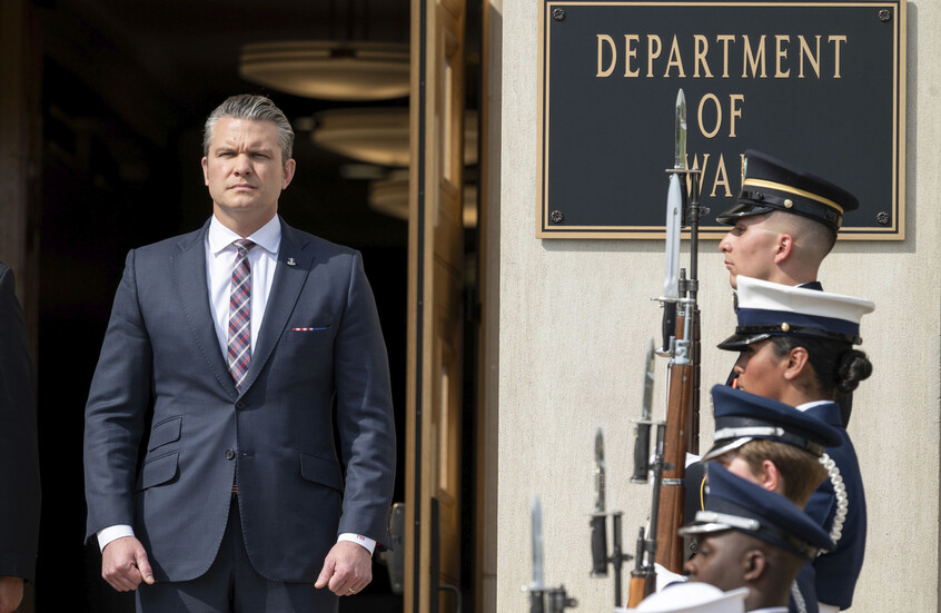 “أكسيوس”: الديمقراطيون في الكونغرس الأمريكي يتحركون لعزل وزير الحرب