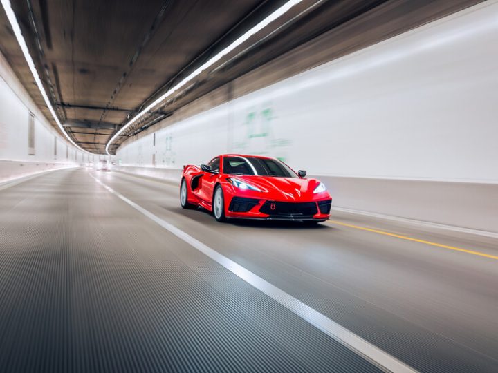 بالفيديو.. لحظة مرعبة لانقلاب و”طيران” كورفيت بسرعة جنونية واصطدامها بمعرض مازيراتي