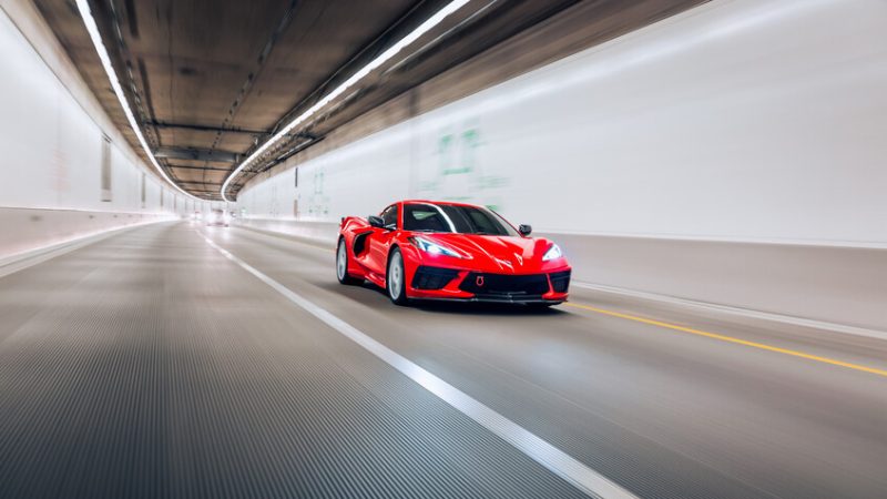 بالفيديو.. لحظة مرعبة لانقلاب و”طيران” كورفيت بسرعة جنونية واصطدامها بمعرض مازيراتي