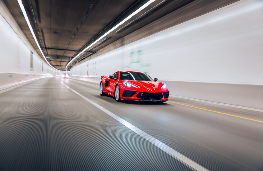 بالفيديو.. لحظة مرعبة لانقلاب و”طيران” كورفيت بسرعة جنونية واصطدامها بمعرض مازيراتي