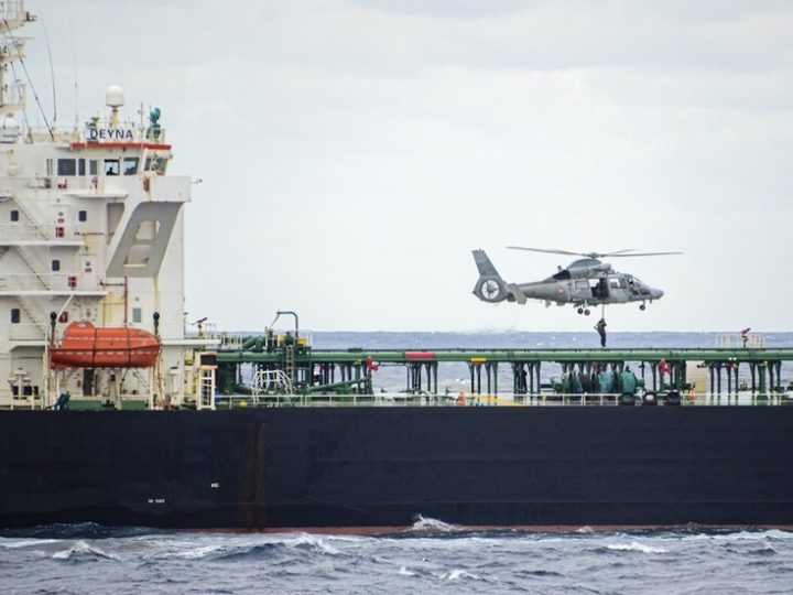 فرنسا ترفع الحجز عن ناقلة “دينا” الروسية بعد سدادها الغرامة