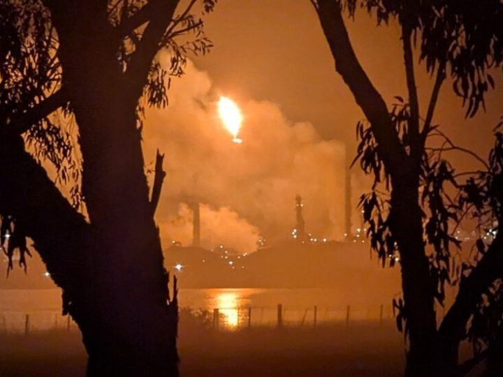 اندلاع حريق ضخم في مصفاة نفط بأستراليا (فيديو)