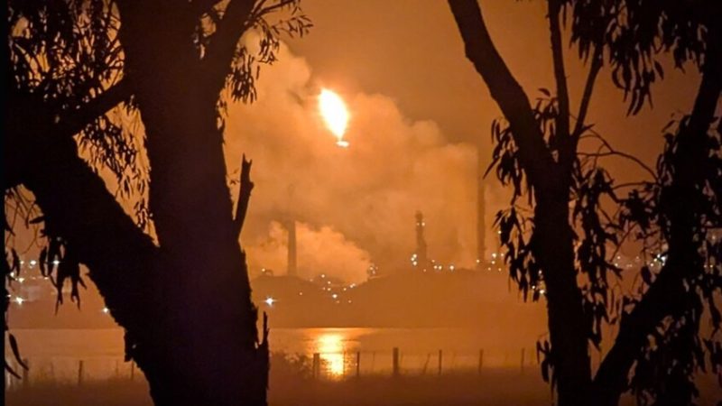 اندلاع حريق ضخم في مصفاة نفط بأستراليا (فيديو)