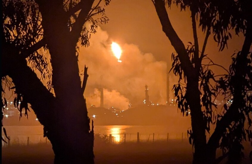 اندلاع حريق ضخم في مصفاة نفط بأستراليا (فيديو)