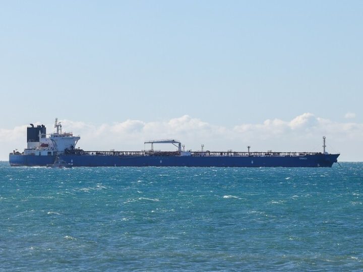 رغم الحصار.. ناقلات عملاقة خاضعة لعقوبات أمريكية تدخل الخليج