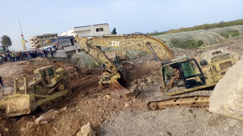 الجيش اللبناني يعمل على فتح جسر القاسمية البحري بعد تدميره في غارة إسرائيلية (فيديو + صور)