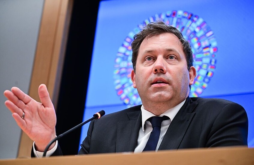 نائب المستشار الألماني يدعو لتشكيل شبكة عالمية للقوى التقدمية لمواجهة “اليمين العالمي” وترامب