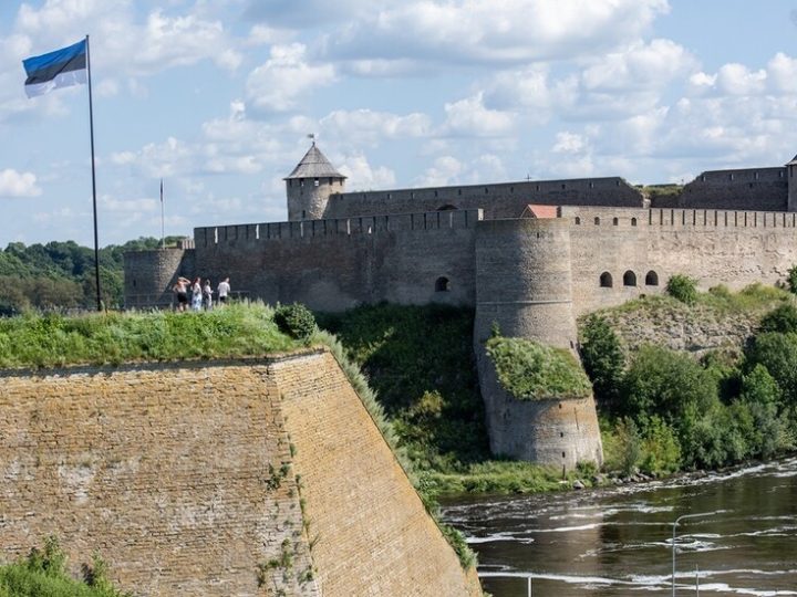 قائد الجيش البلجيكي يزعم اعتراف روسيا بـ”جمهورية نارفا الشعبية”