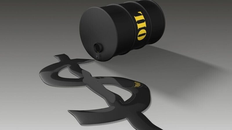 أسعار النفط تهبط 10% بعد إعلان إيران فتح مضيق هرمز بالكامل