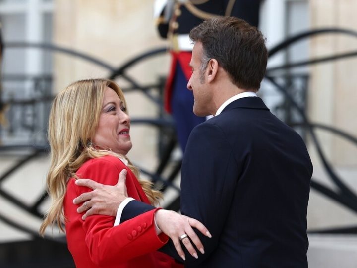 ماكرون يحرج ميلوني باحتضانه الشديد لها على هامش مؤتمر باريس (فيديوهات)