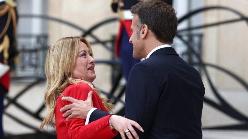 ماكرون يحرج ميلوني باحتضانه الشديد لها على هامش مؤتمر باريس (فيديوهات)