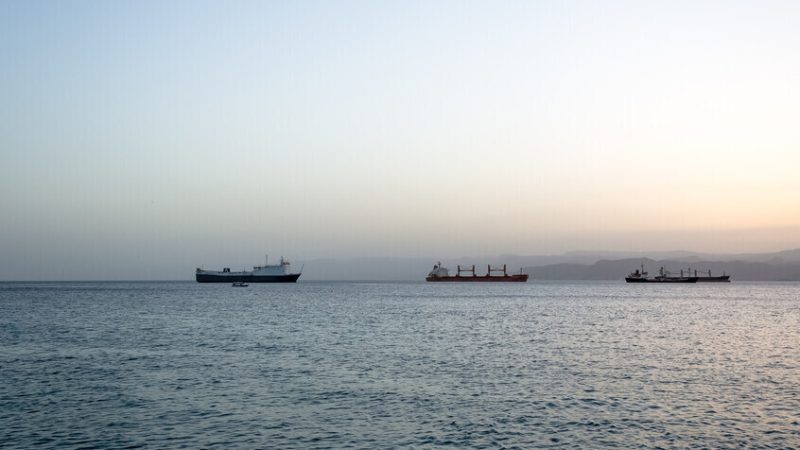 هيئة العمليات البحرية البريطانية: تضرر سفينة حاويات بمقذوف مجهول قرب سواحل عمان