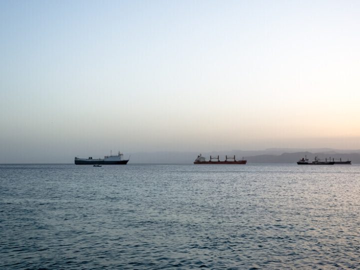 هيئة العمليات البحرية البريطانية: تضرر سفينة حاويات بمقذوف مجهول قرب سواحل عمان