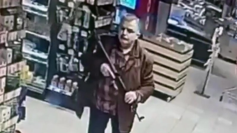 كييف.. مقتل 5 أشخاص وإصابة 15 آخرين بينهم طفل في حادث إطلاق نار داخل سوبر ماركت (فيديوهات)