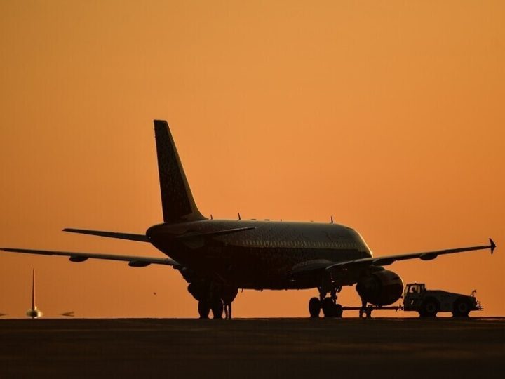 “أكسيوس”: قطاع الطيران يواجه تغييرات جذرية مع تضرر أسعار “الكيروسين” بشدة