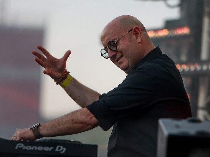 “الكاهن الدي جي” يحيي حفلا موسيقيا في بوينس آيرس والحضور بالآلاف (صور+فيديو)