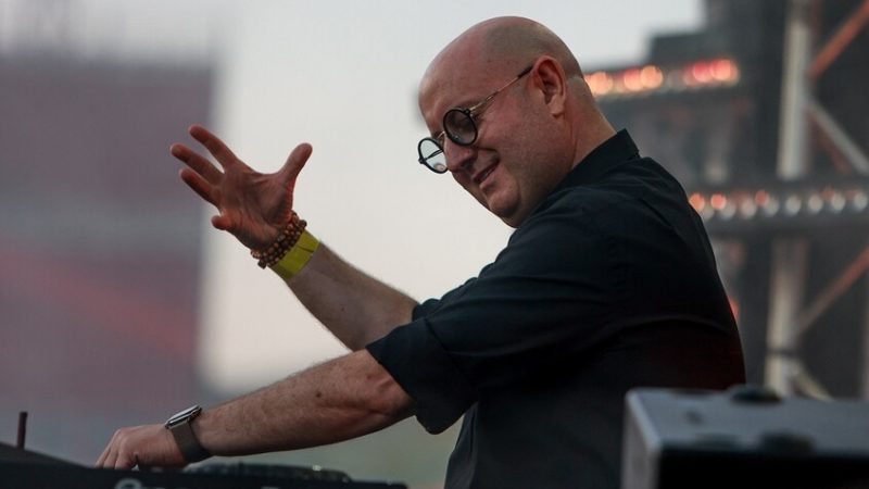 “الكاهن الدي جي” يحيي حفلا موسيقيا في بوينس آيرس والحضور بالآلاف (صور+فيديو)