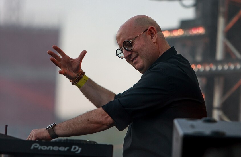 “الكاهن الدي جي” يحيي حفلا موسيقيا في بوينس آيرس والحضور بالآلاف (صور+فيديو)