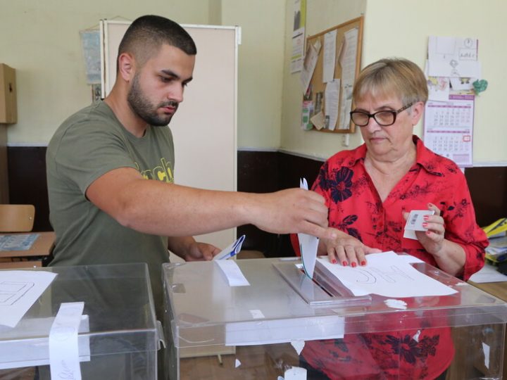 البلغاريون يتوجهون إلى مراكز الاقتراع لانتخاب برلمان جديد