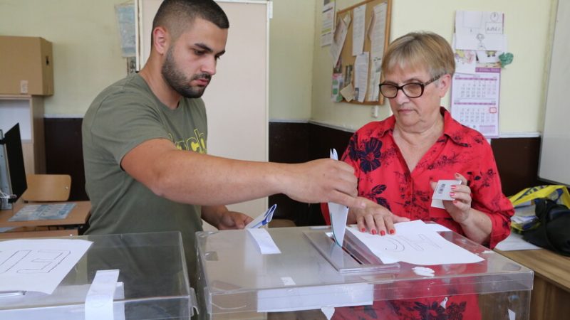 البلغاريون يتوجهون إلى مراكز الاقتراع لانتخاب برلمان جديد