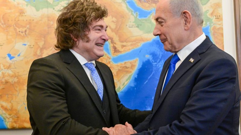 الثالثة له منذ توليه منصبه.. نتنياهو يستقبل الرئيس الأرجنتيني في مكتبه (صور + فيديو)